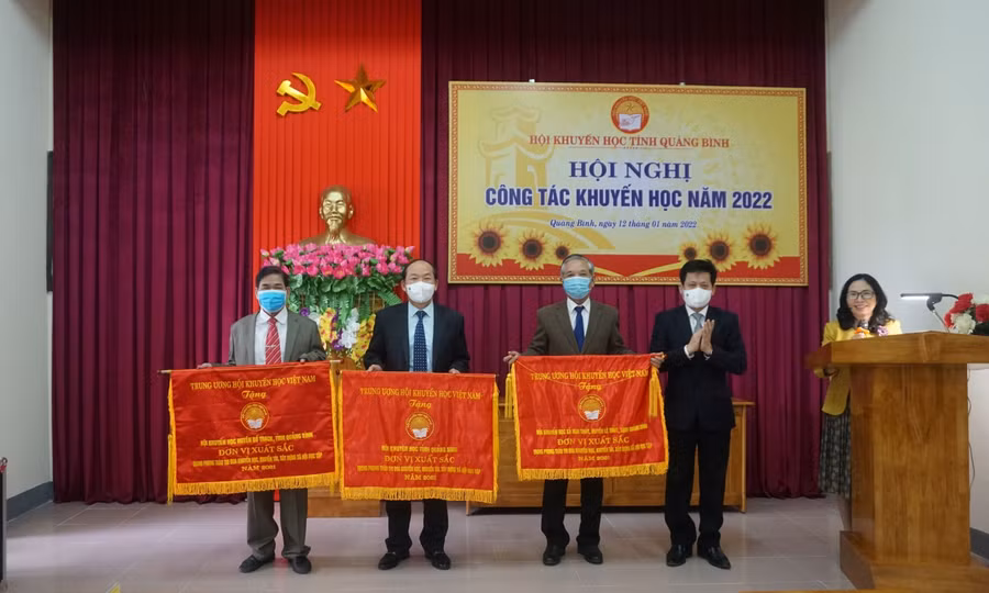 Đại diện các tập thể nhận Cờ thi đua xuất sắc của Hội Khuyến học Việt Nam.
