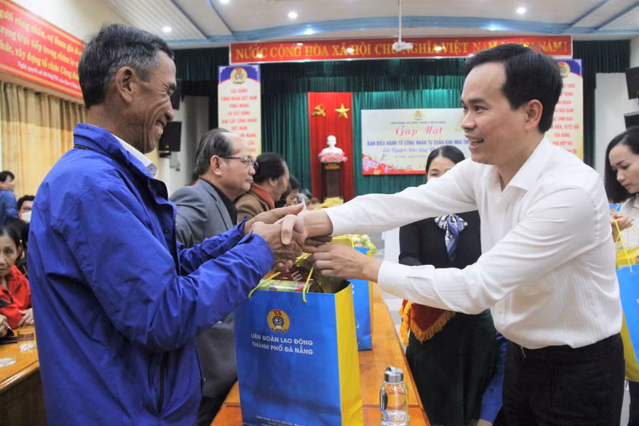 Ông Nguyễn Duy Minh (áo trắng) - Chủ tịch LĐLĐ TP. Đà Nẵng trao 58 suất quà, hỗ trợ kinh phí 1 triệu đồng cho 58 Ban điều hành Tổ công nhân tự quản khu nhà trọ.