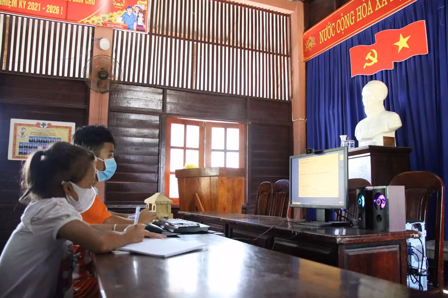 Học sinh học trực tuyến do dịch Covid-19. 