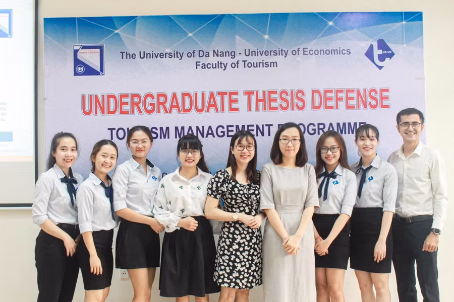 Cô Phương (thứ 5, trái sang) và những sinh viên của mình.