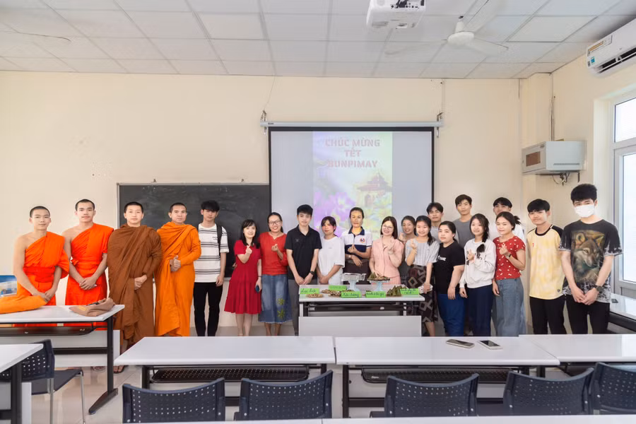 Các sinh viên Lào được đón Tết Bunpimay trong Trường Đại học Sư phạm (Đại học Đà Nẵng). Ảnh: Đông Nghi.