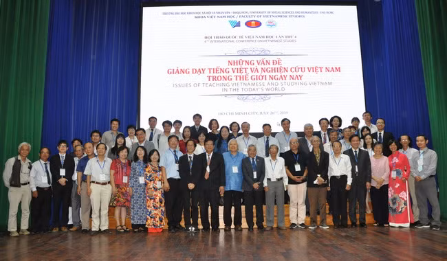 Các đại biểu chụp hình lưu niệm tại hội thảo