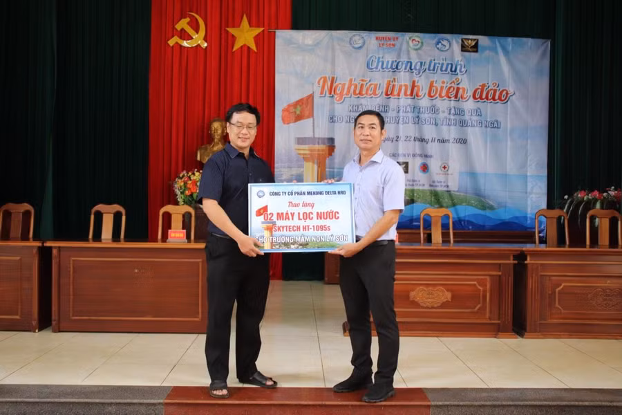 Đại diện Ban tổ chức trao tặng 2 máy lọc nước cho Trường Mầm non Lý Sơn.
