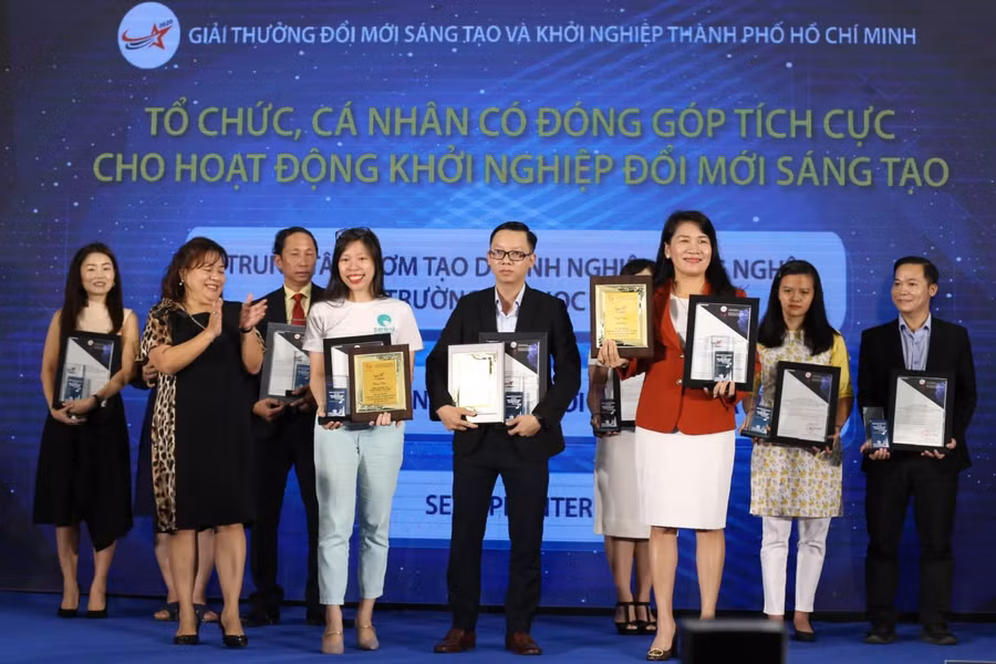 Đại diện ban tổ chức trao giải thưởng cho các tổ chức, cá nhân có nhiều đóng góp cho sự kiện.