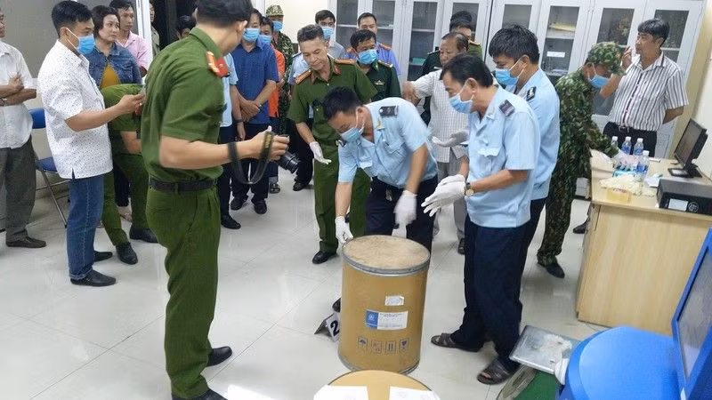Lực lượng Công An tỉnh An Giang phối hợp với lực lượng chức năng tiến hành kiểm tra nhanh tang vật cho kết quả ban đầu là ma túy dạng Ketamin (Ảnh: Nghiêm Túc)