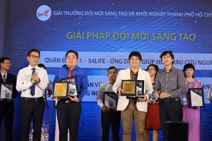 Đại diện Sở KH&amp;CN TPHCM trao giải thưởng cho các đơn vị có giải pháp đổi mới sáng tạo năm 2020.