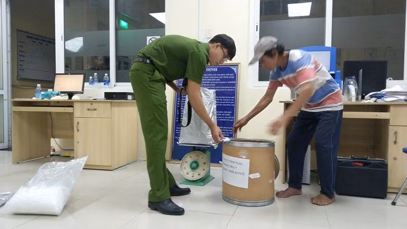 Lực Lượng chức năng kiểm tra tang vật (Ảnh: Nghiêm Túc)