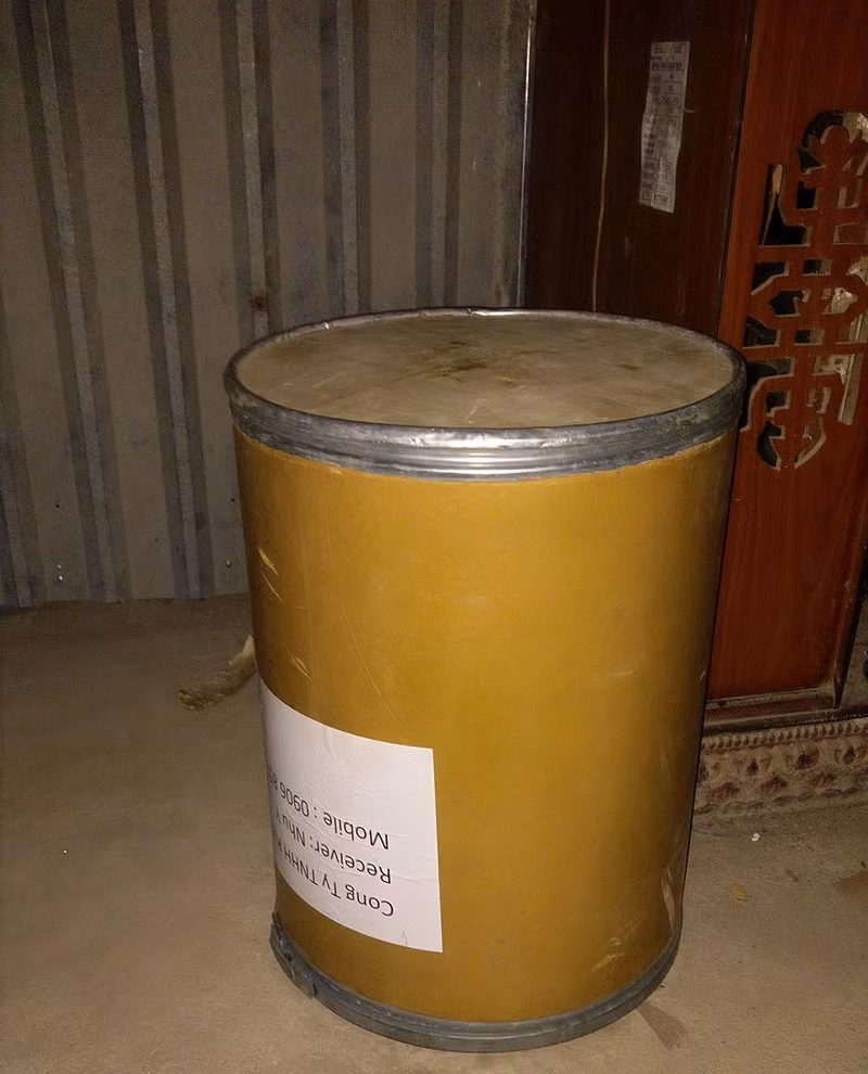Lực lượng chức năng phát hiện thùng hàng tương tự bên trong kho (Ảnh: Nghiêm Túc)