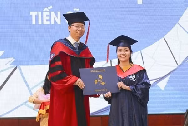 PGS.TS Mai Thanh Phong - Hiệu trưởng nhà trường khen thưởng tân tiến sỹ đạt loại xuất sắc.