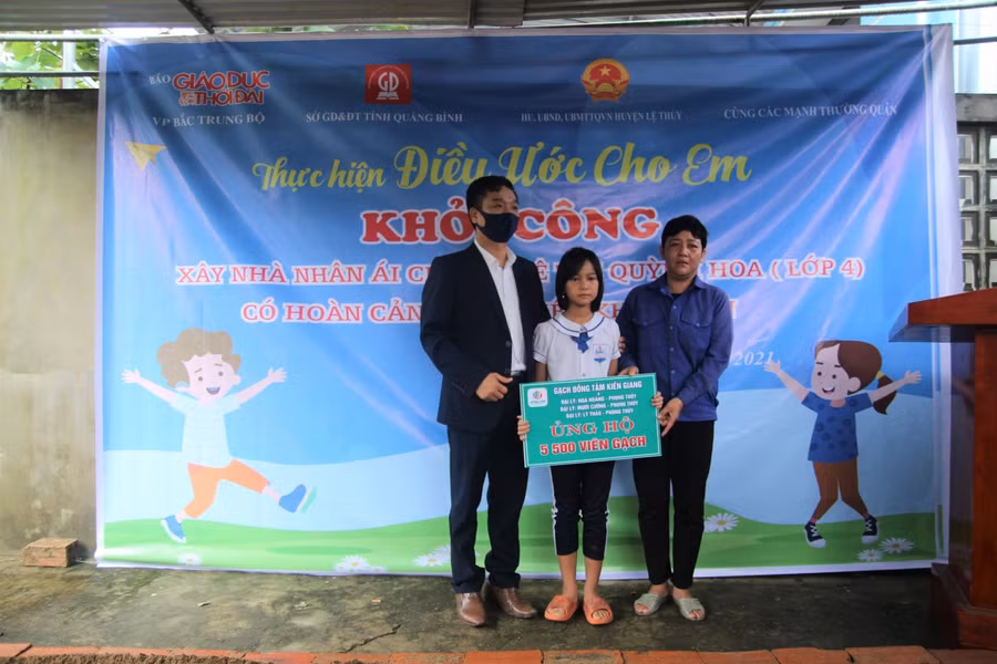 Ông Đinh Vũ Long - Giám đốc Công ty TNHH vật liệu xây dựng Kiến Giang hỗ trợ gia đình em Quỳnh Hoa 5.500 viên gạch.