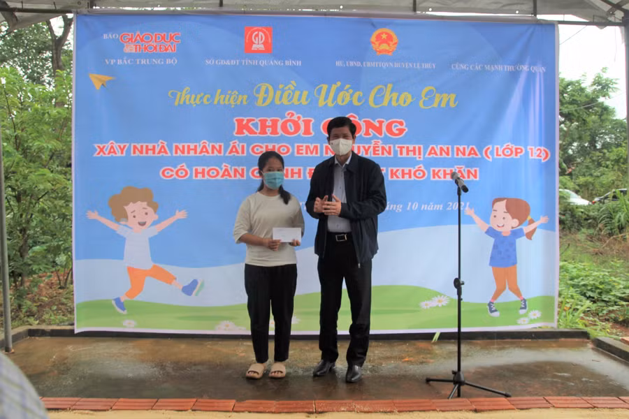 ông Hồ An Phong – Phó Chủ tịch UBND tỉnh Quảng Bình tặng quà và động viên em Nguyễn Thị An Na.