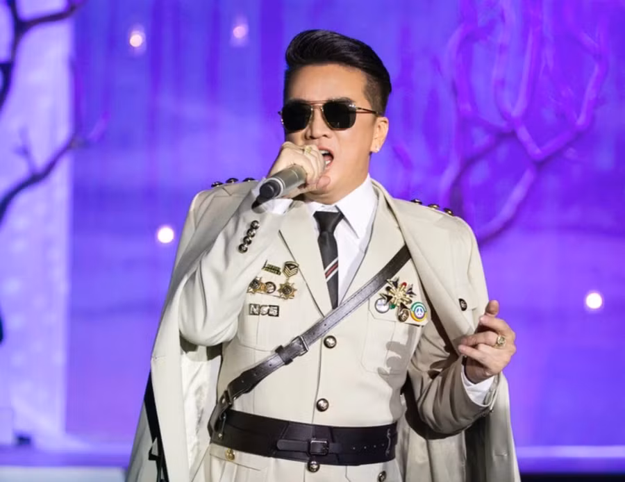 Ca sĩ Đàm Vĩnh Hưng đeo huy hiệu "lạ" diễn trong liveshow ngày 4/5.