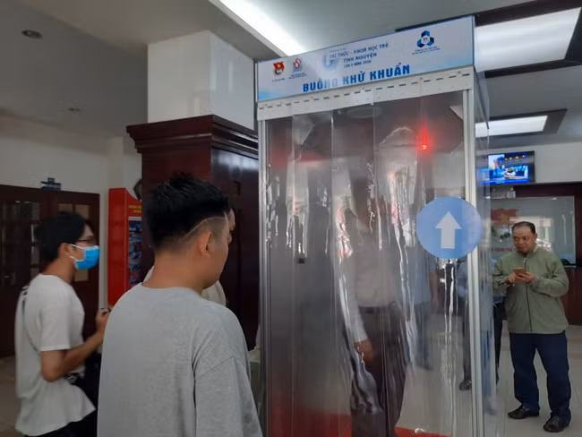 Rất đông khách đến trải nghiệm buồng khử khuẩn Rất đông khách đến trải nghiệm buồng khử khuẩn