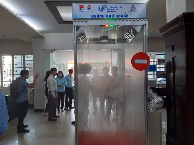 Buồng khử khuẩn dễ dàng tháo lắp, có bánh xe di động, thích hợp đặt ở những nơi có yếu tố nguy cơ cao Buồng khử khuẩn dễ dàng tháo lắp, có bánh xe di động, thích hợp đặt ở những nơi có yếu tố nguy cơ cao