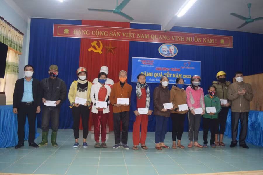 Hơn 50 suất quà, mỗi suất trị giá 600.000 đồng đến với bà con xã Lâm Hóa.