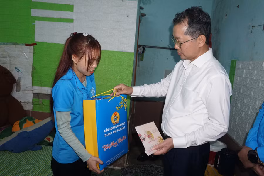 Ông Nguyễn Văn Quảng, Bí thư Thành ủy Đà Nẵng tặng quà cho công nhân xa quê ở lại thành phố làm việc. 