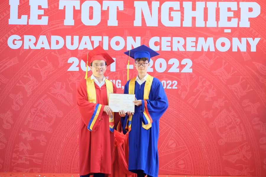 PGS. TS Huỳnh Công Pháp - Hiệu trưởng Trường VKU trao bằng tốt nghiệp cho sinh viên.