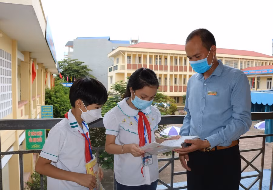 Thầy giáo Bùi Xuân Mạnh luôn chú ý quan tâm việc tương tác với học trò để nâng cao hiệu quả giáo dục