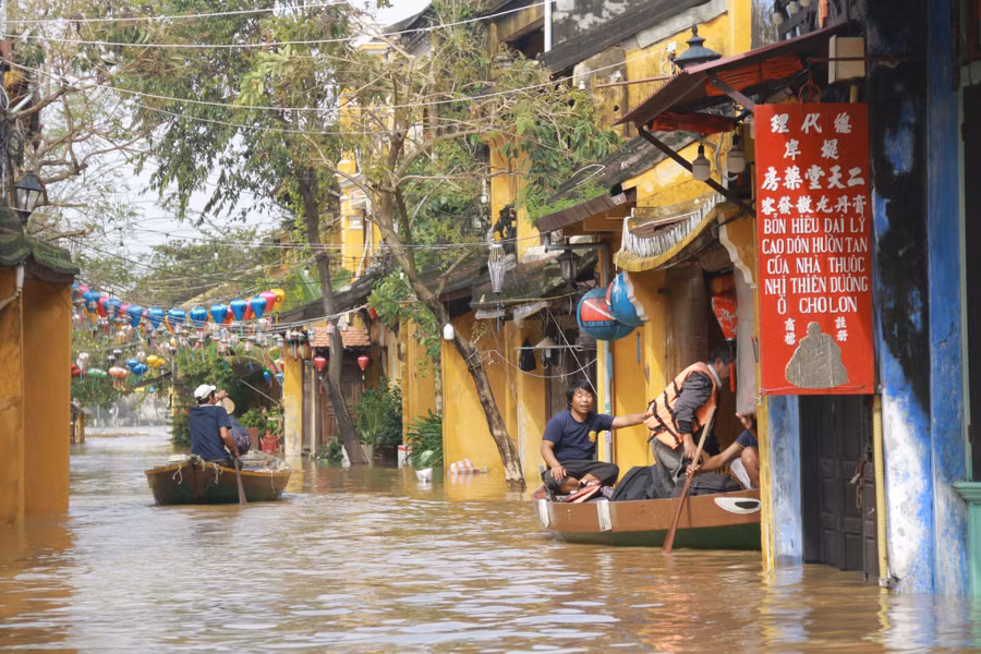 Người dân sử dụng ghe để đi lại bên trong phố cổ. Người dân sử dụng ghe để đi lại bên trong phố cổ.