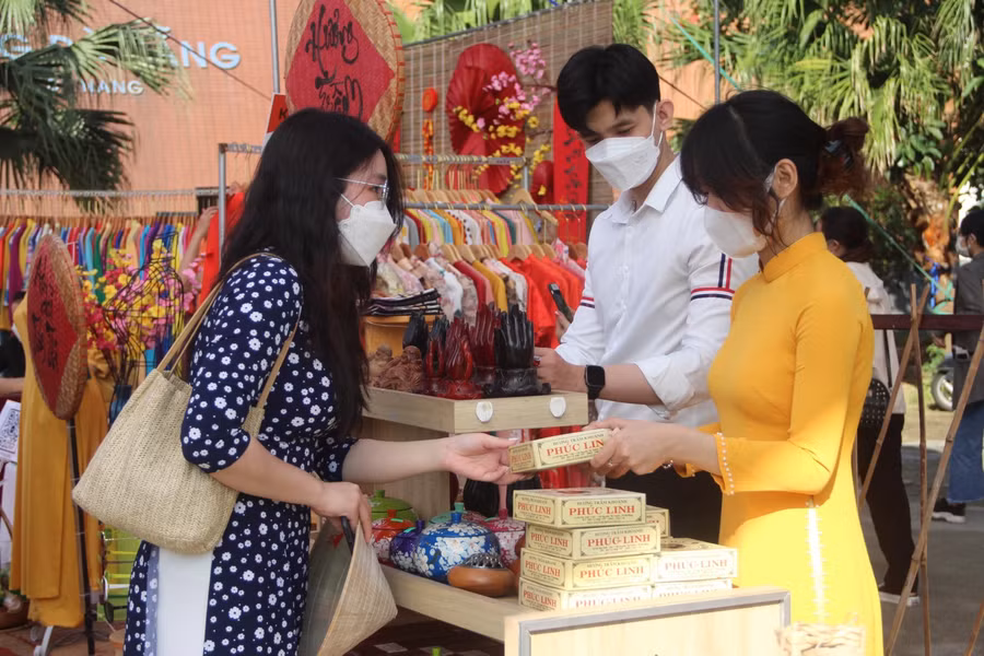 Người dân tham quan các gian hàng trong chương trình.
