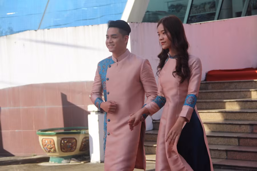 Hoạt động trình diễn áo dài Tết.