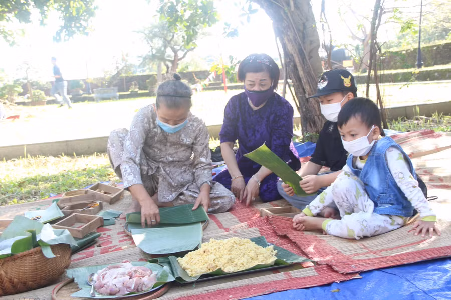 Các em nhỏ trải nghiệm làm bánh chưng.