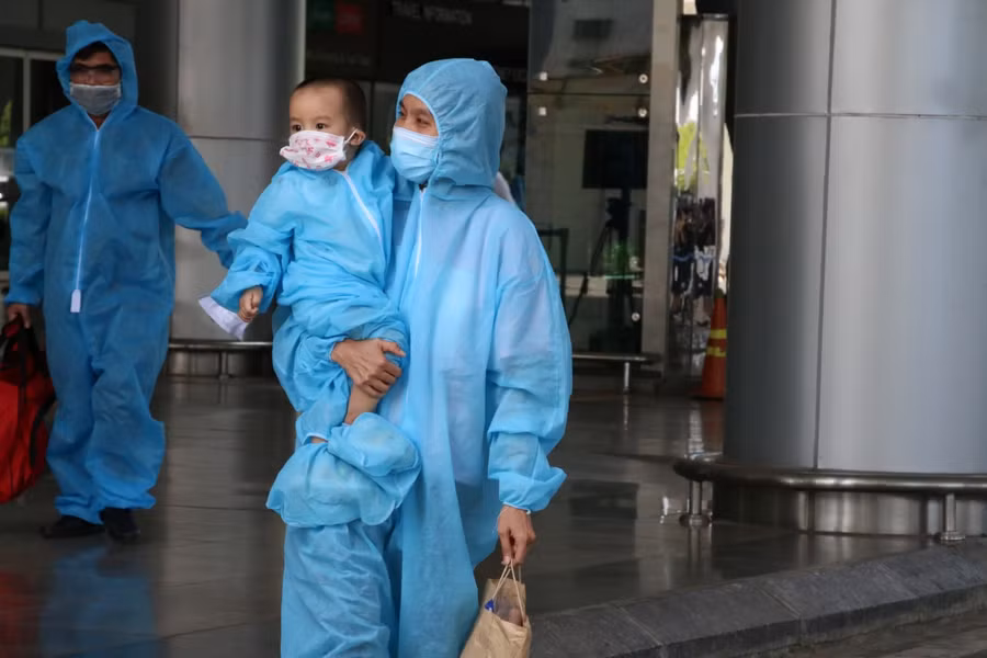 Những em bé nhỏ theo chân cha mẹ về quê.