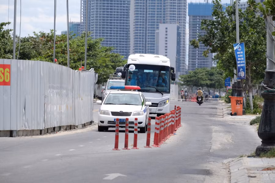 Sau khi xuống sân bay, người dân đi thẳng ra xe để về nơi cách ly.