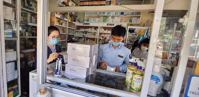 Đội QLTT số 7 kiểm tra đột xuất nhà thuốc Nga Sơn, chợ Đồng Phú, phường Đồng Phú (TP. Đồng Hới).