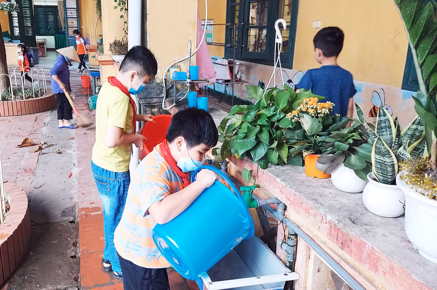 Học trò trường Tiểu học Nguyễn Huệ (TP Thái Nguyên) vệ sinh trường lớp, chăm sóc cây cối