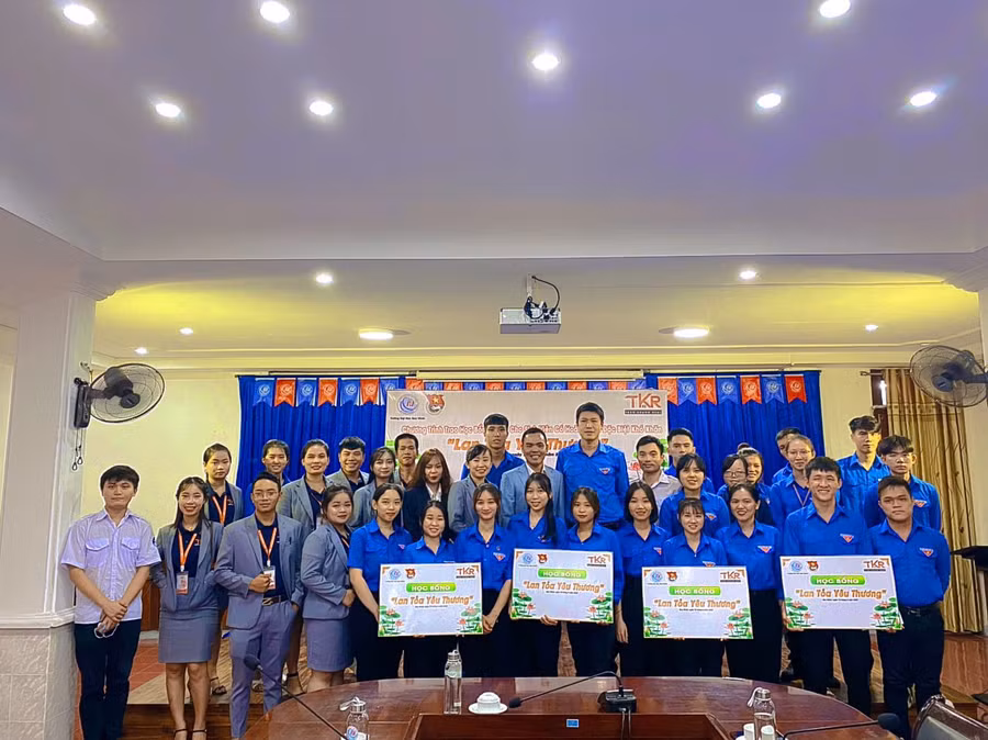 Đại diện Đoàn Thanh niên Đại học Quy Nhơn và Công ty Cổ phần đàu tư Trần Khang Quy Nhơn trao học bổng cho các sinh viên.