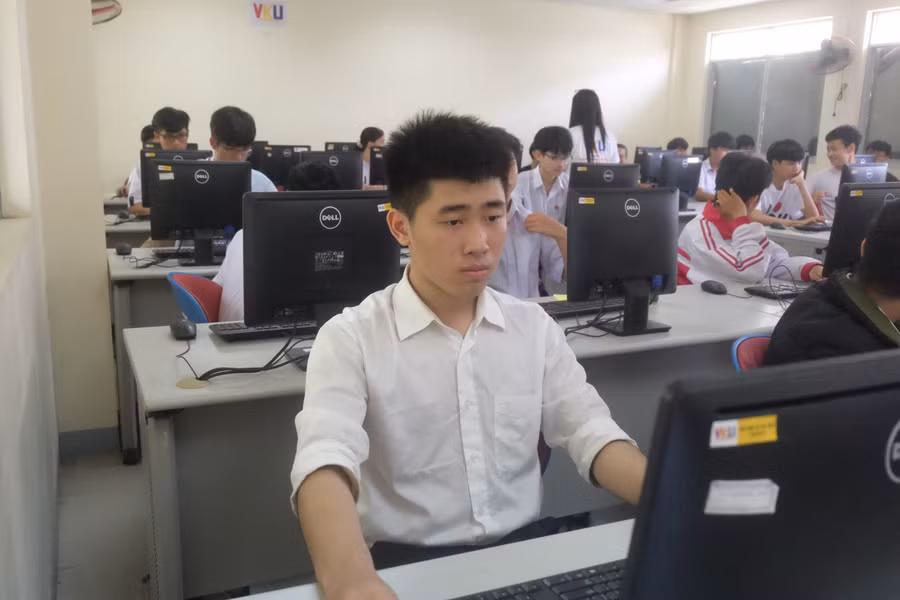 Thí sinh tham dự kỳ thi chung kết Olympic Tin học dành cho học sinh THPT miền Trung – Tây Nguyên (lần thứ 2)
