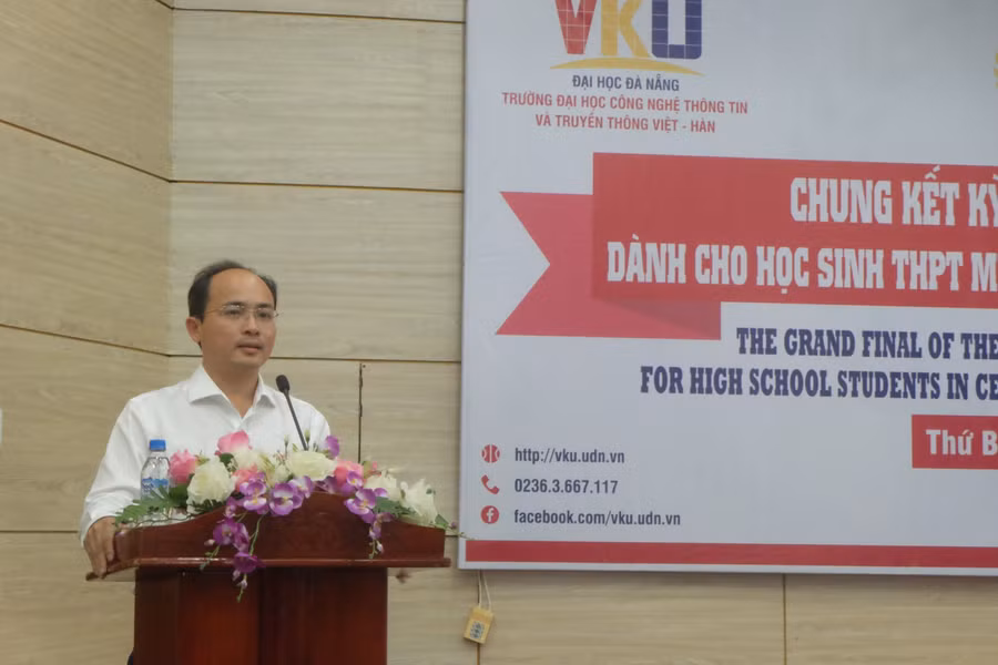 PGS.TS Huỳnh Công Pháp - Quyền Hiệu trường Trường ĐH CNTT&amp;TT Việt - Hàn (Đại học Đà Nẵng) phát biểu khai mạc kỳ thi.