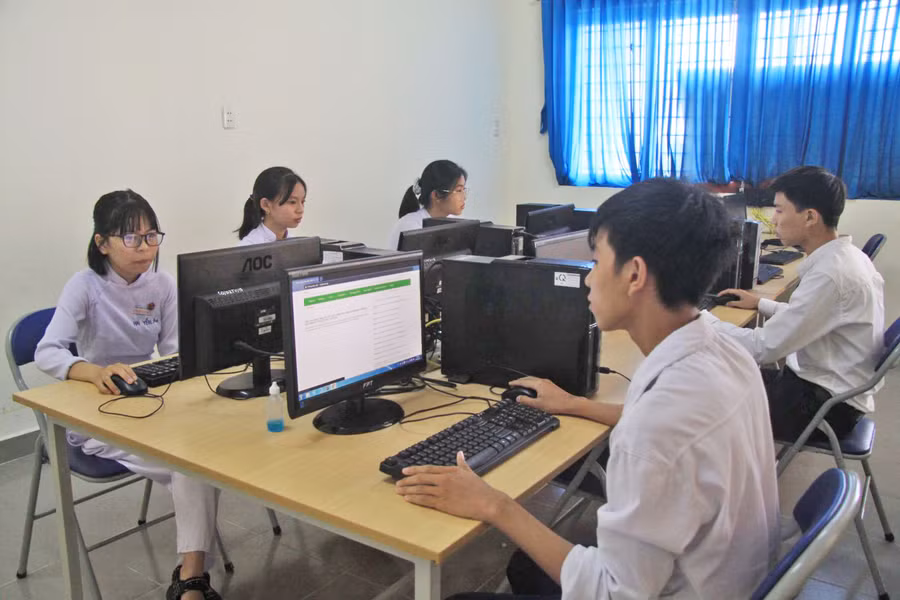 Học sinh Long An trong giờ thực hành tin học (Ảnh: Ngọc Thạnh)