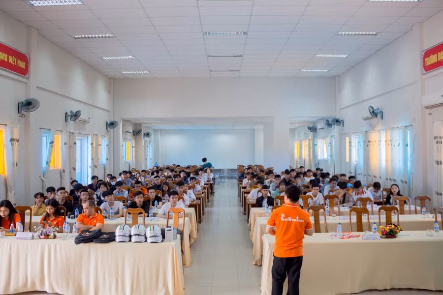 Đại diện các doanh nghiệp trao đổi với sinh viên về vấn đề việc làm