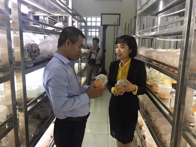 TS. Nguyễn Thị Liên Thương, Giám đốc Trung tâm Nghiên cứu - Thực nghiệm, Trường ĐH Thủ Dầu Một (phải) giới thiệu công nghệ nuôi cấy Đông Trùng Hạ Thảo tại phòng nuôi cấy mô của trường để cung cấp cho đối tác DN sản xuất sản phẩm Cao Nấm Trùng Thảo