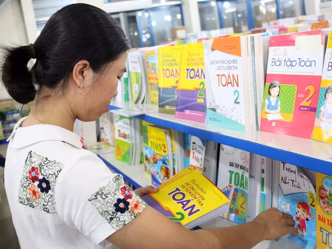 Phụ huynh mua sách tại các cửa hàng sách của Công ty Sách -TPTH. (Ảnh: NXBGDVN)