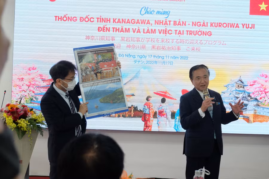 Ngài Kuroiwa Yuji (bên phải) - Thống đốc tỉnh Kanagawa, Nhật Bản, đang giới thiệu về tỉnh Kanagawa với sinh viên Đại học Kiến trúc Đà Nẵng. 