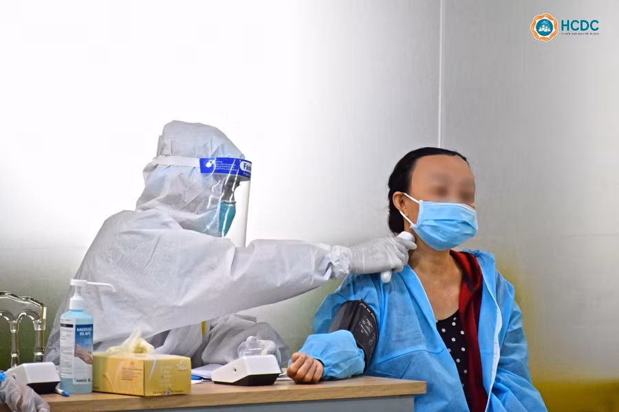 Lực lượng y tế đang thăm khám cho người bệnh nhập viện tại Bệnh viện dã chiến số 5. (Ảnh: HCDC).