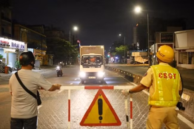 Ngay trong đêm 30/5, lực lượng chức năng quận Gò Vấp đã lập chốt kiểm soát giao thông trên địa bàn quận để phòng dịch Covid-19 (Ảnh: Người dân Gò Vấp).