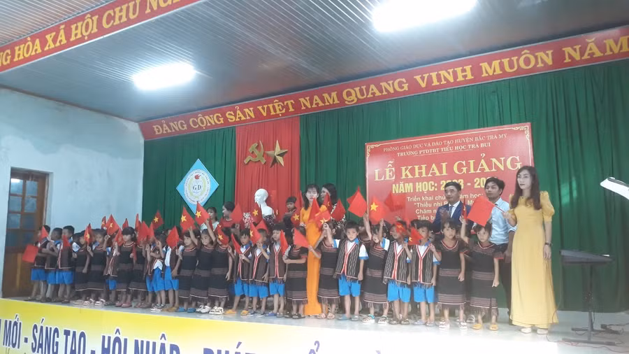 Học sinh Trường Phổ thông Dân tộc bán trú Tiểu học Trà Bui (huyện Bắc Trà My, tỉnh Quảng Nam) trong lễ khai giảng. Học sinh Trường Phổ thông Dân tộc bán trú Tiểu học Trà Bui (huyện Bắc Trà My, tỉnh Quảng Nam) trong lễ khai giảng.