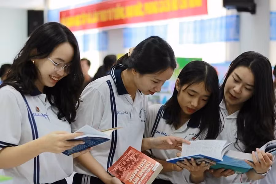 Học sinh Trường THPT Hậu Nghĩa - Long An tham gia đọc sách tại "Tủ sách Thanh niên" ( Ảnh: NTCC)