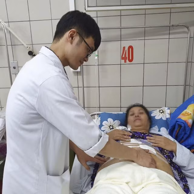 Bác sĩ thăm khám cho bệnh nhân (BVCC). Bác sĩ thăm khám cho bệnh nhân (BVCC).