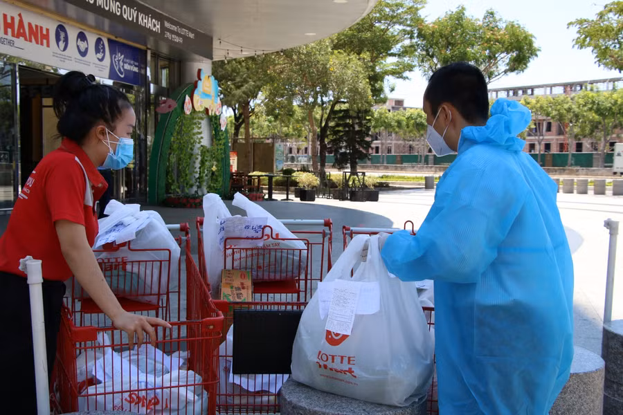 Nhân viên siêu thị Lotte chuẩn bị giao hàng cho khách hàng.