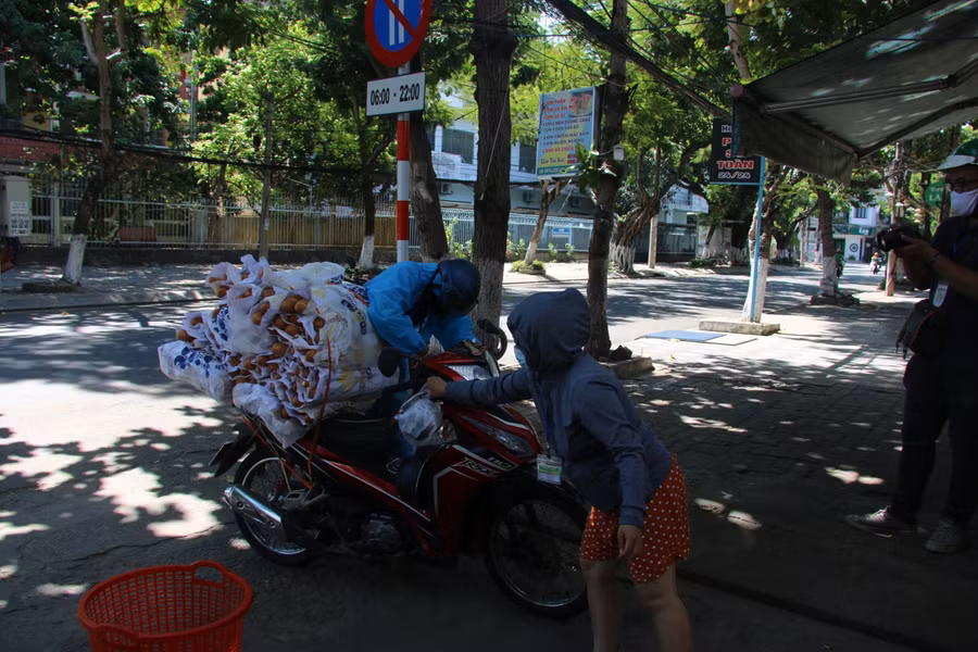 Hàng hóa được đưa xuống rồi bàn giao cho tổ Covid cộng đồng vận chuyển vào người dân.