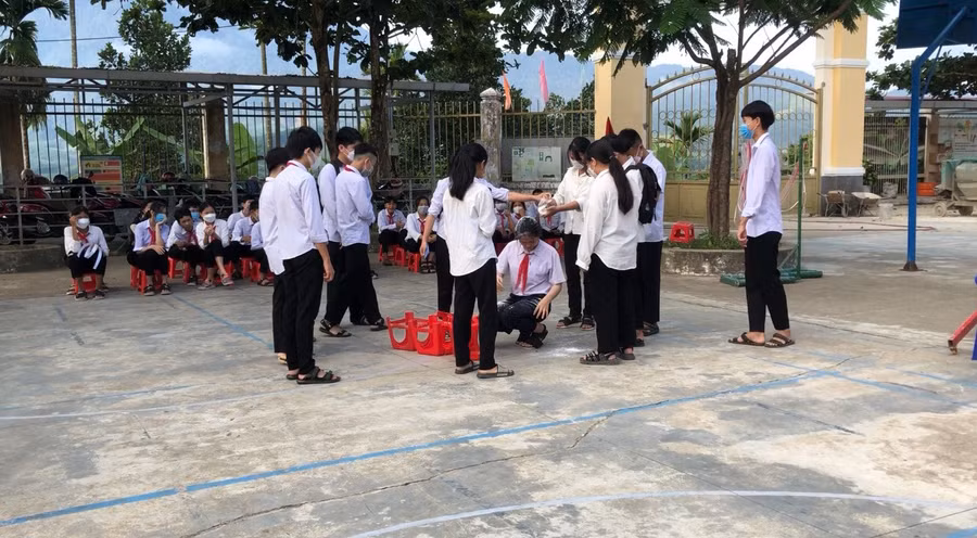 Những tình huống giả định được các em học sinh thể hiện trong buổi sinh hoạt dưới cờ.