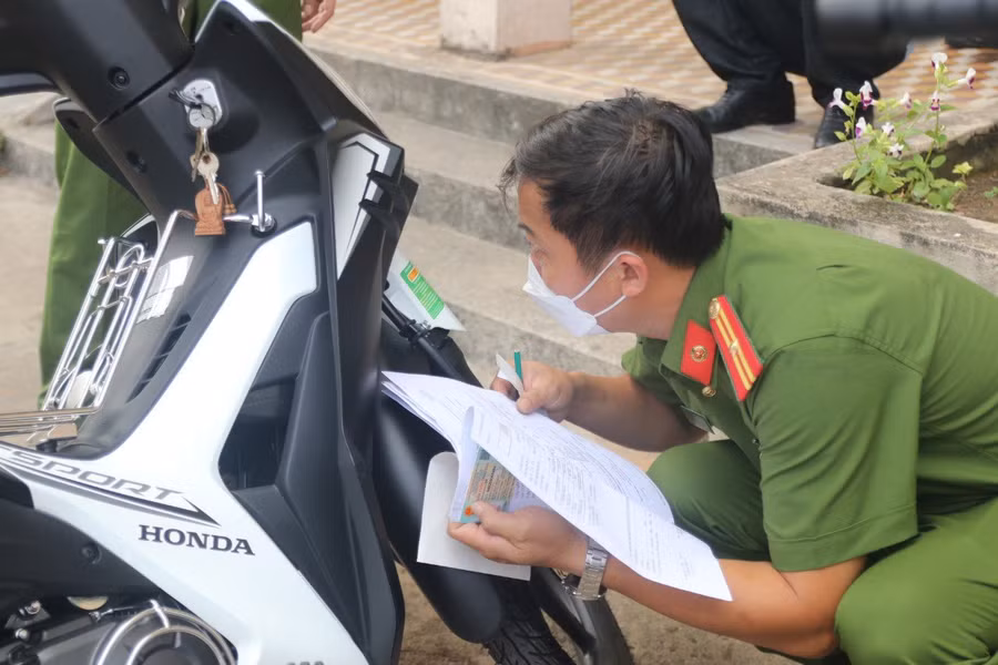 Công an kiểm tra số khung, số máy trên xe để thực hiện việc cấp biển số.