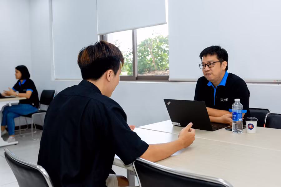 Các doanh nghiệp tham gia phỏng vấn sinh viên.