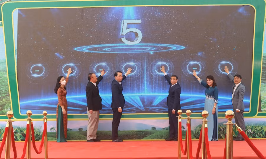 Các đại biểu nhấn nút khai trương mở cửa du lịch tỉnh Thái Nguyên năm 2022.