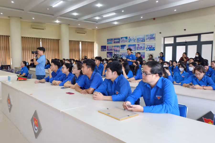 Hơn 100 học sinh, đoàn viên thanh niên trên địa bàn Đà Nẵng lắng nghe tuyên truyền phổ biển về phòng, chống ma túy. Ảnh: Hoàng Vinh. Hơn 100 học sinh, đoàn viên thanh niên trên địa bàn Đà Nẵng lắng nghe tuyên truyền phổ biển về phòng, chống ma túy. Ảnh: Hoàng Vinh.